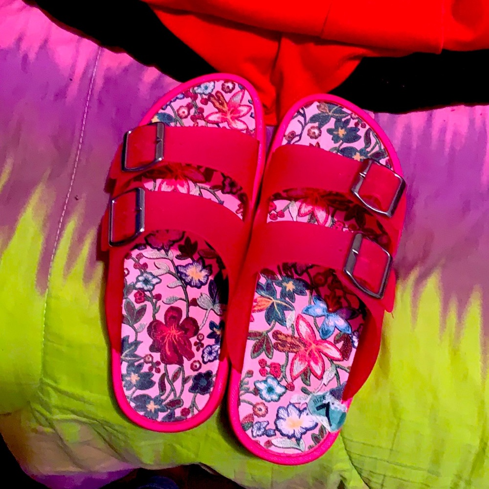 shoes size 7 in women pink with Flowers in the middle